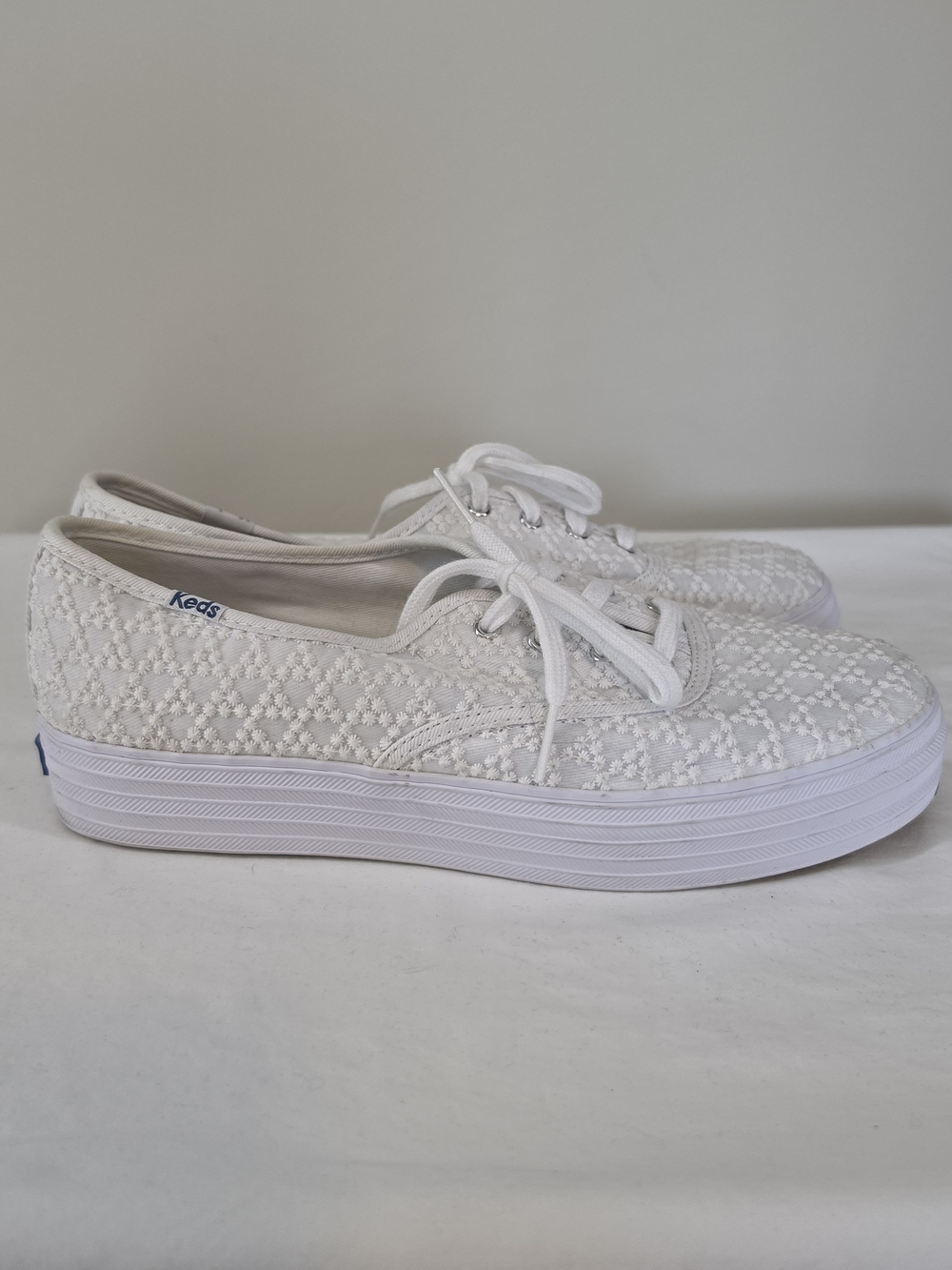 KEDS CHAMPION WHITE EMBROIDERED CANVAS SNEAKERS US 8 EU 39 LACE-UP